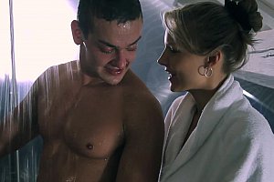 羽毛挠女同学乳尖到崩溃